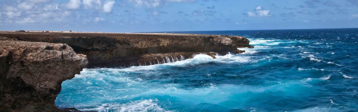 Rotsen aan de kust van Bonaire