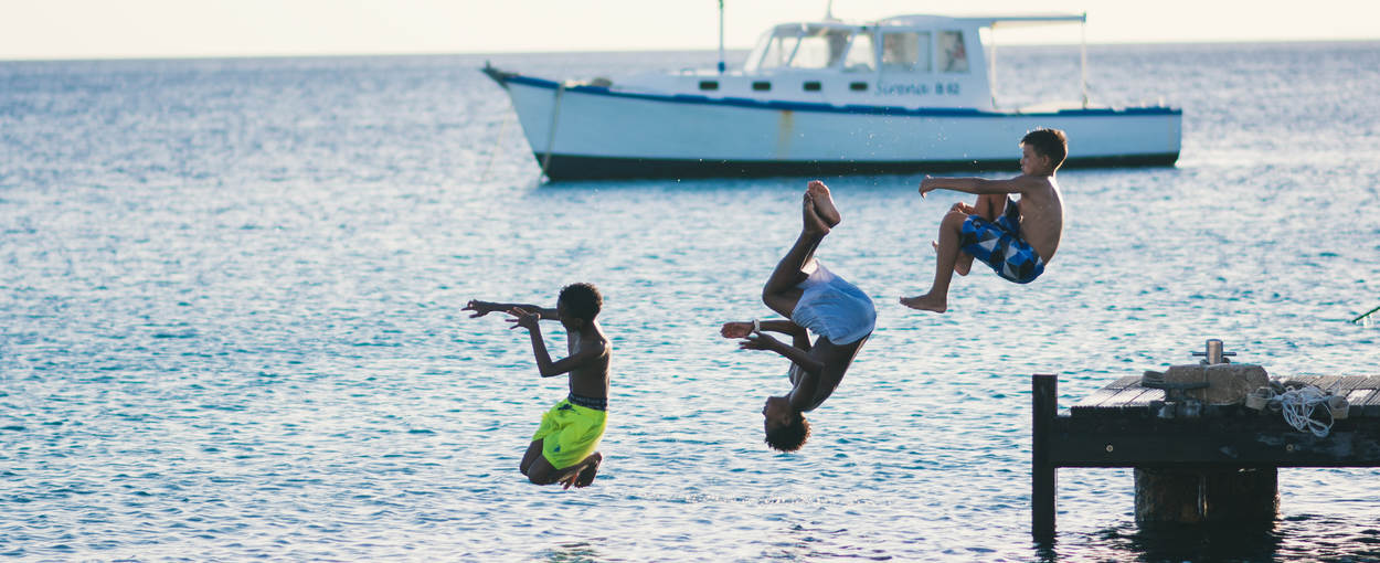 Kinderen springen in zee