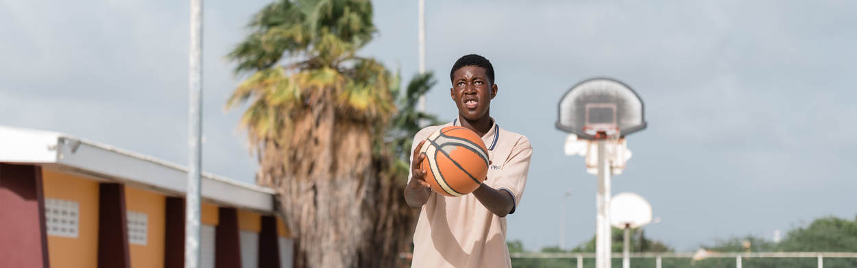 jongen met basketbal buiten