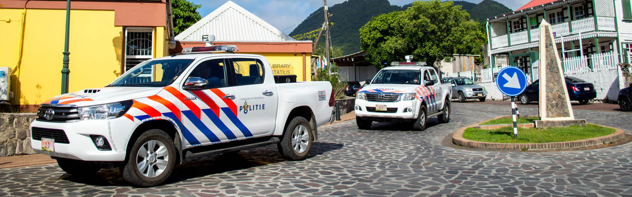 Politieauto op straat Statia