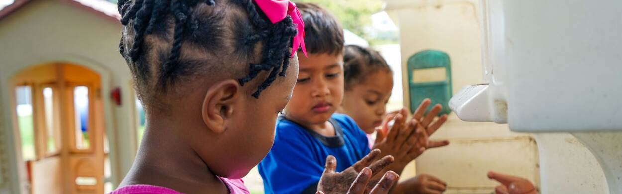 Kinderen wassen handen