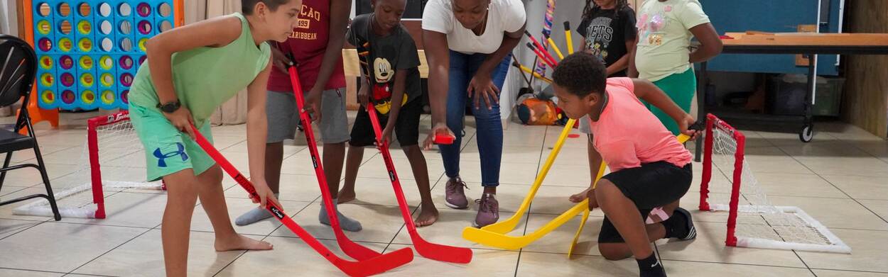Kinderen spelen indoor hockey