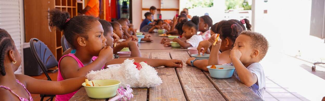 Kinderen zitten aan tafel
