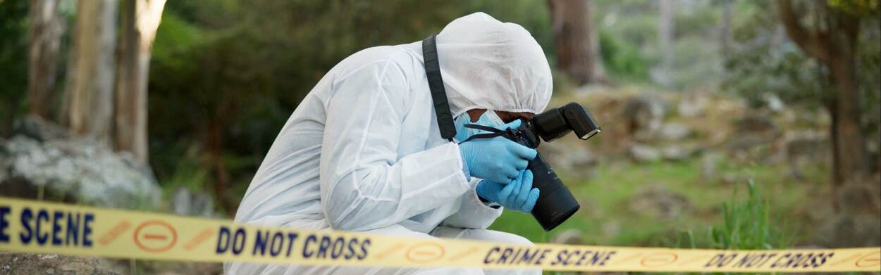 Forensische medewerker maakt foto's op crimescene