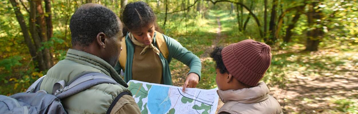 Gezin maakt wandeling door bos