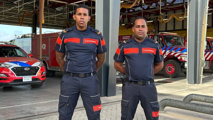 Brandweer mannen op Bonaire in nieuwe uniform