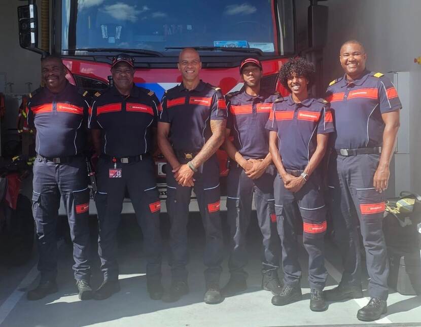 Brandweermannen op Saba in nieuwe uniform