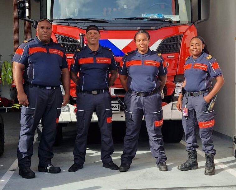 Brandweermannen en vrouwen op Saba in nieuwe uniform