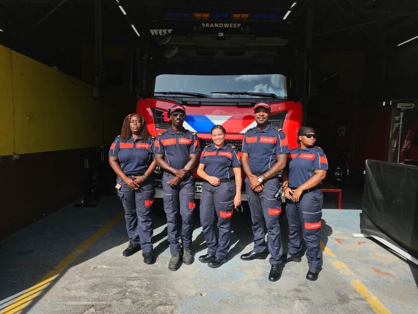 Brandweermannen en vrouwen op Sint Eustatius in nieuwe uniform