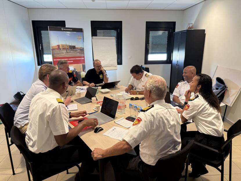 Brandweercommandanten Caribisch deel van het Koninkrijk zitten samen aan tafel